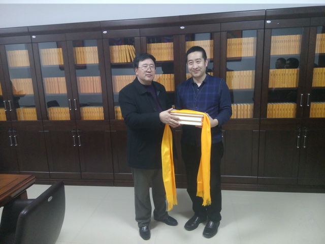奥乌力吉院长亲手赠送董事长向公伟《大藏经书》一套.